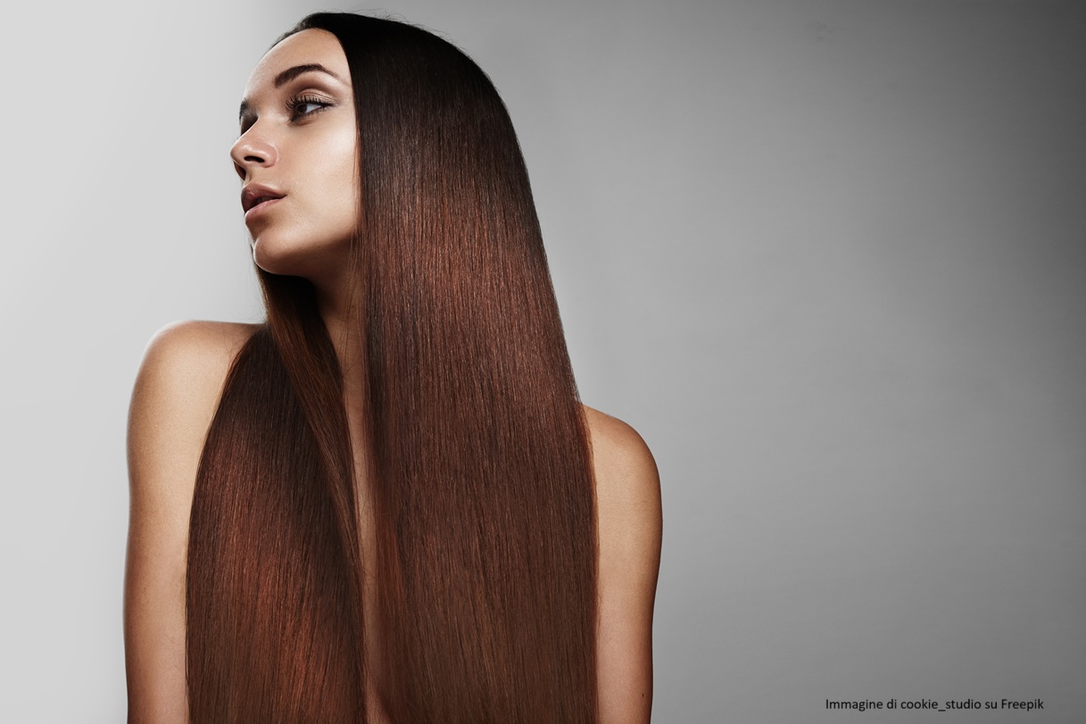 Immagine di donna con capelli dritti e lisci