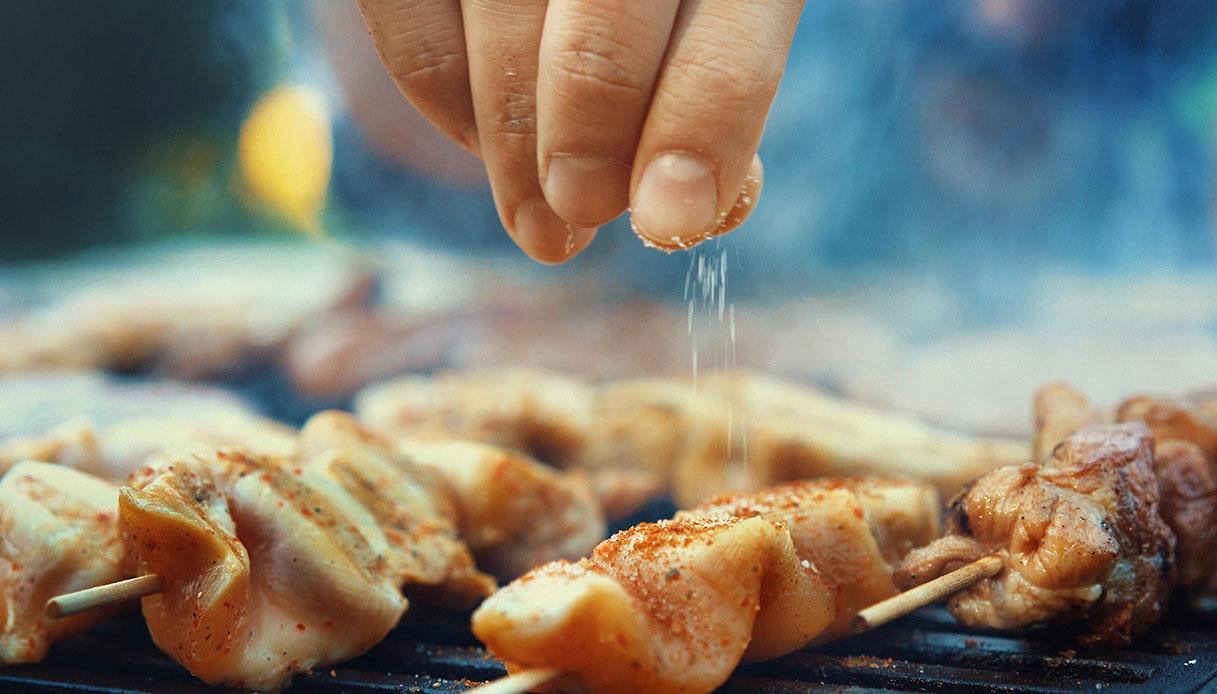 Perché limitare l’uso del sale in cucina e come fare