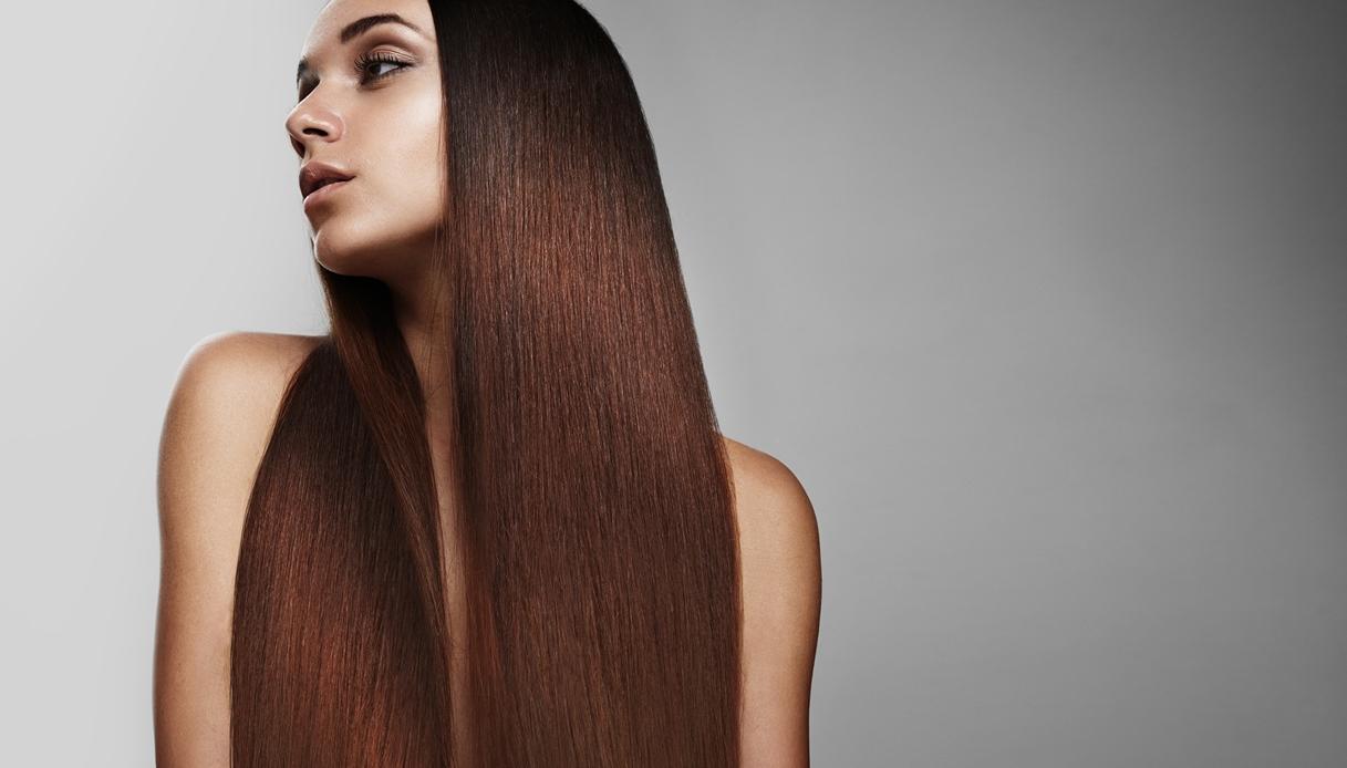 Immagine di donna con capelli dritti e lisci